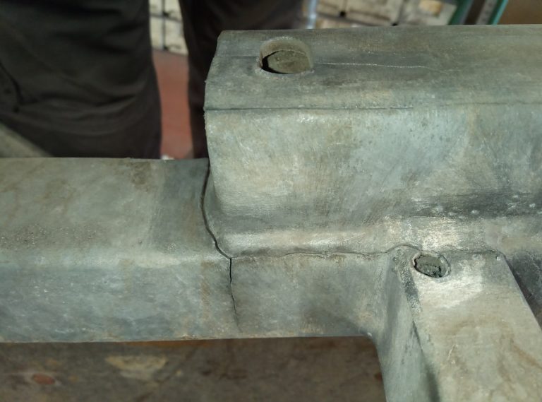 linker chassis bevestiging voor as rondomrond gescheurd foto zonder as
