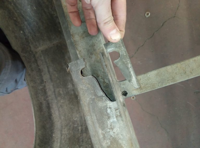 rechter chassis bevestiging voor as rondomrond door gescheurd